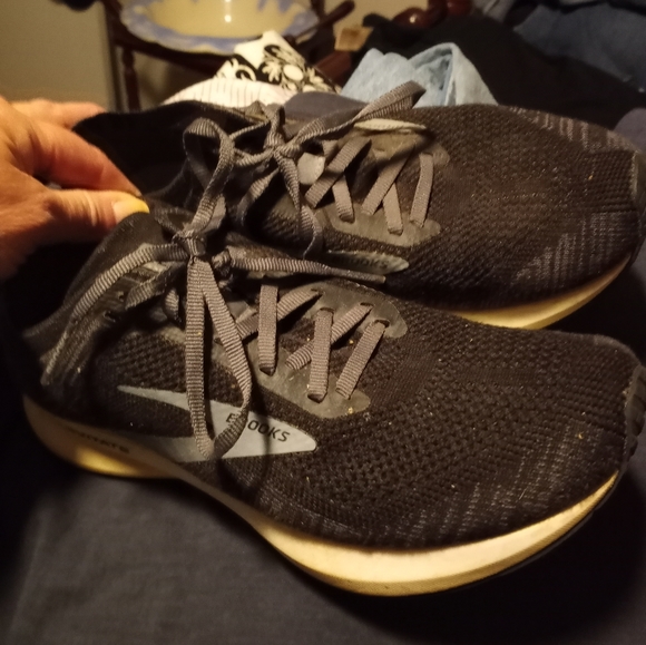 Brooms Levitate 4 - Picture 1 of 2